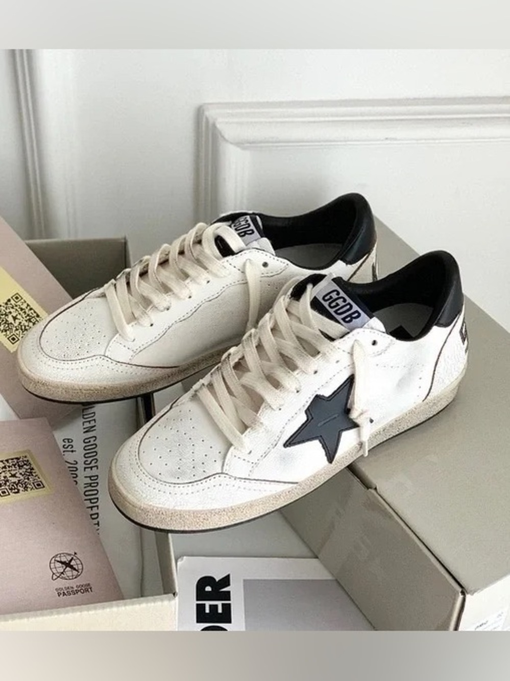 Golden Goose White Leather Low-Top Sneakers with Black Star and Heel